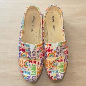 TOMS Alpargata Unity Love Wins Pride Rainbow Canvas Shoes Limited Edition Sz 7